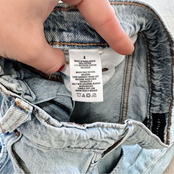 Aeropostale Curvy Mom Jean In a Light wash - Picture 4 of 4